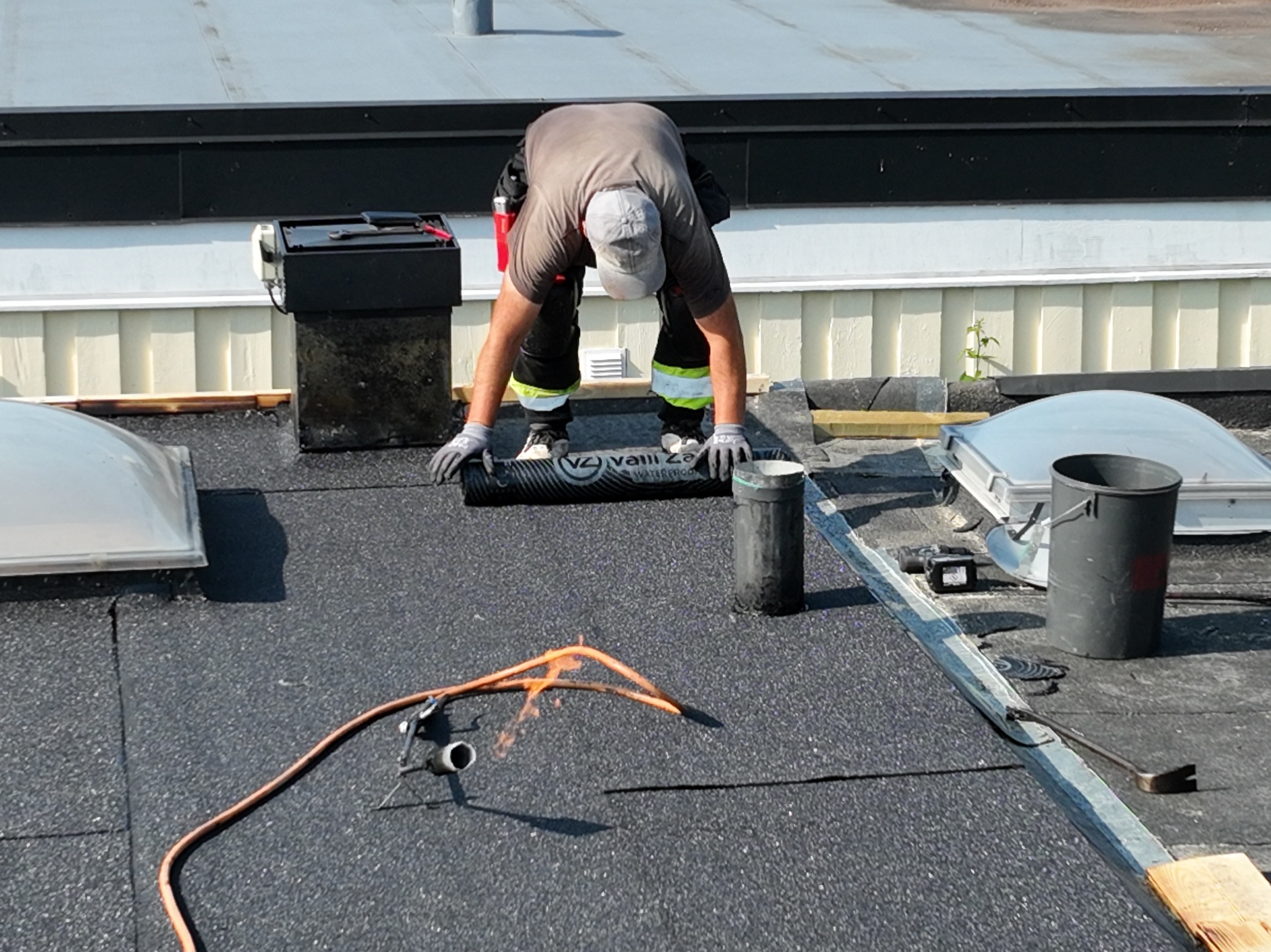 Montering av tätskikt på flackt industritak